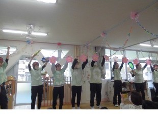 写真：先生たちが日野ソングを踊っています