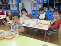 給食デビューの2歳児の様子の写真