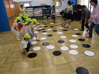 親子でオセロゲームをしている様子の写真