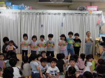 写真：誕生会集合写真