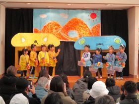 写真：うさぎ組おいもをどうぞの発表
