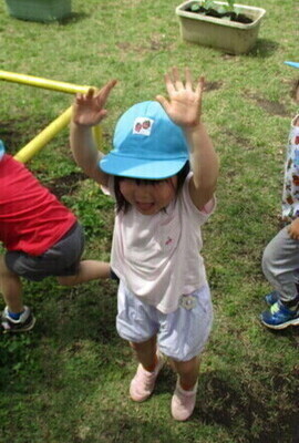 子どもが大きく手を伸ばしている写真