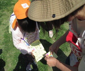 シールを張ってもらっている写真