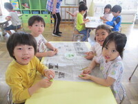 写真：そら豆のさや剥きをしている子どもたち（1）