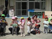 1歳児の紹介をしている写真です。