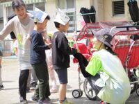 年長児がプレゼントしている写真です。