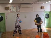 プール遊びの楽しさを職員が伝える写真です。
