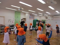 皆でダンスする写真です。