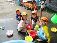 みず遊びのする写真です。