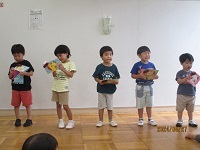 誕生カードを見せている写真です。