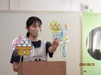 お月見の話をしている写真です。