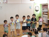 誕生カードを見せている写真です。