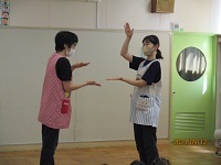餅つきの歌あそびをしている写真です。