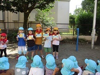 誕生児が誕生カードを見せている写真です。