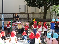みんなで合奏している写真です。