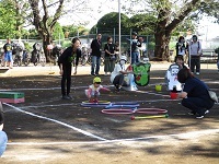 2歳の競技をしている写真です。