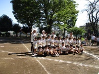 メダルをかけて集合写真を撮っている写真です。