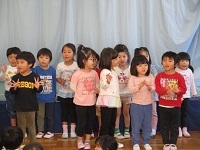 三歳児がわらべ歌をしている写真です。