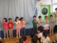 4歳児がわらべ歌をしている写真です。
