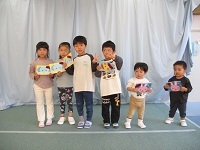 誕生カードを見せている写真です。