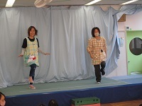 くまさんくまさんをしている写真です。