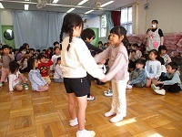 5歳児が遊んでいる写真です。