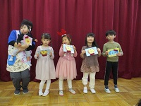 誕生カードを見せている写真です。