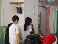 質問をしている写真です。