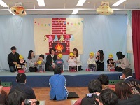 0歳の舞台発表している写真です。