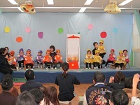 1歳児の舞台発表している写真です。