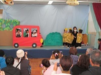 2歳児が舞台発表をしている写真です。