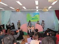 4歳児が舞台発表をしている写真です。