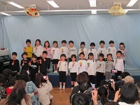 5歳児はハンドルベルをしている写真です。
