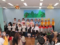 5歳児が舞台発表をしている写真です。