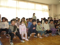 年長児が真剣に話を聞いている写真です。