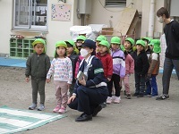 3歳児が横断ほどの渡り方を教えてもらう写真です。