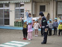 4歳児が横断歩道の渡り方を教わる写真です。