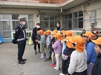 5歳児が話を聞く写真です。