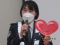 婦警が話している写真です。
