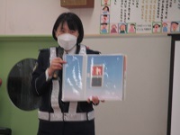 交通ルールの話をしている写真です。