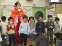 インタビューしている写真です。