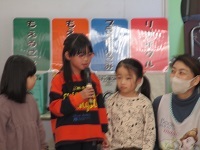 インタビューに答えている写真です。