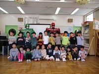 ごみゼロマンと写真を撮っている写真です。