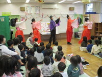 踊りをしている写真です。
