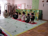 お茶会をしている写真です。