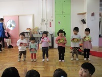 誕生カードを見せている写真です。