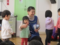 インタビューしている写真です。