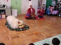 獅子がみかんを狙っている写真です。