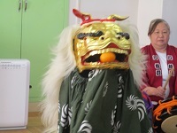 獅子がみかんを食べている写真です。