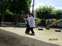 2人跳びをしている写真です。